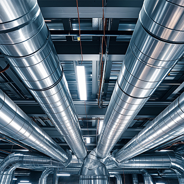 Darstellung verschiedener Metallrohre an einer Decke in einem industriellen Raum