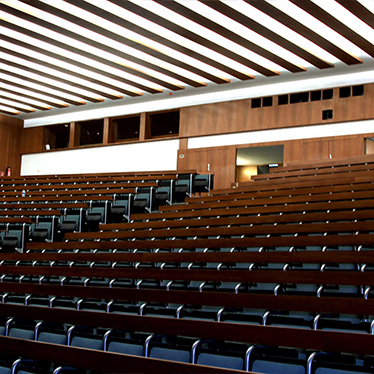 Abbildung eines Hörsaals ohne Menschen