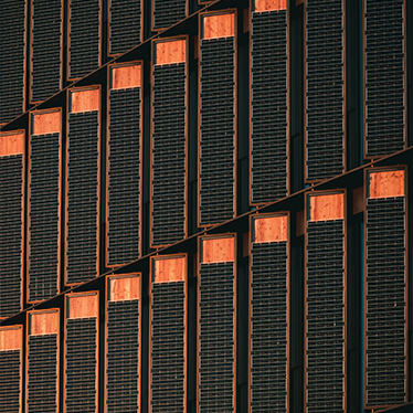 Abbildung mehrerer Solarpanels an einer Hauswand