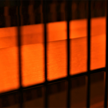 Abstrakte Nahaufnahme einer roten Lichtinstallation