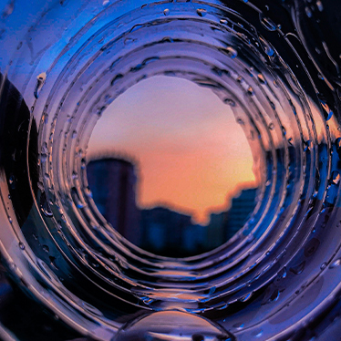 Abbildung eines Wasserrohrs von Innen bei blauem Licht